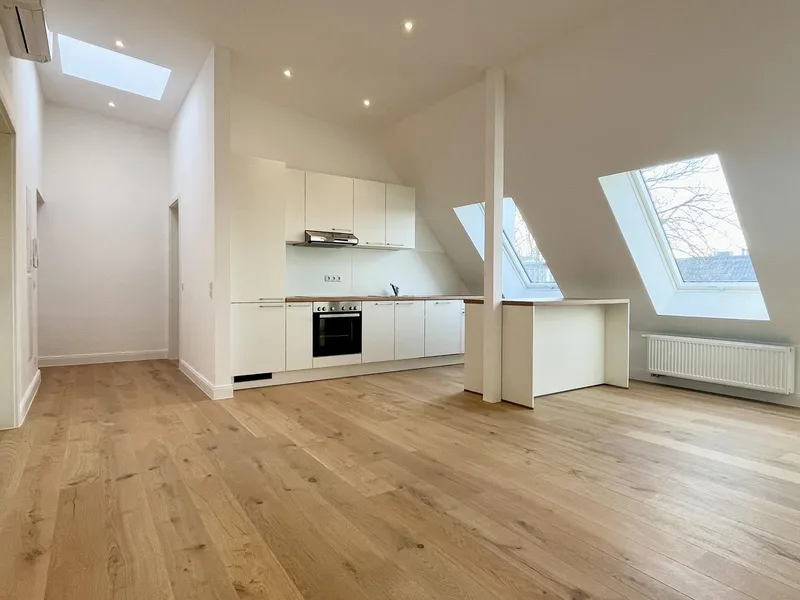 Dachgeschosswohnung mit Klimaanlage und 3 Zimmern | komplett saniert | Einbauküche | hohe Decken — photo 1